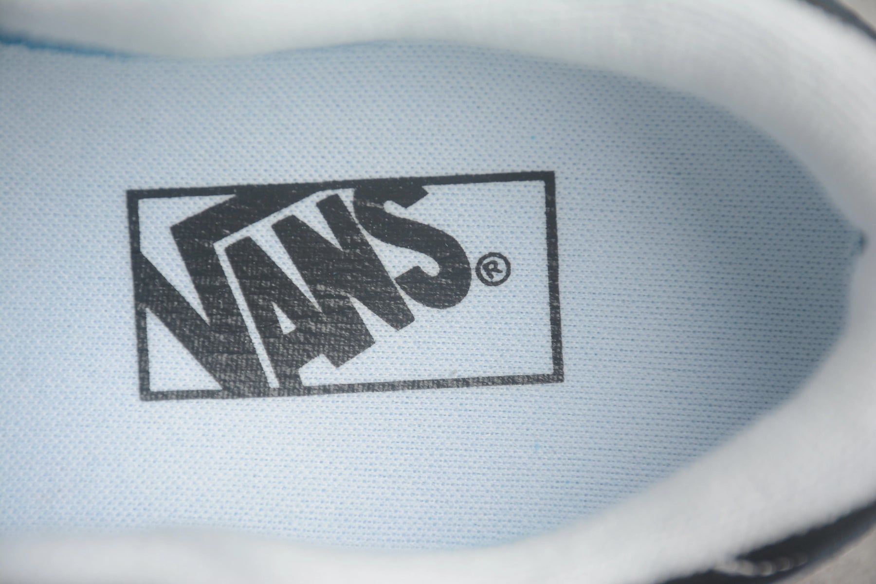 Hylane Black White Gum