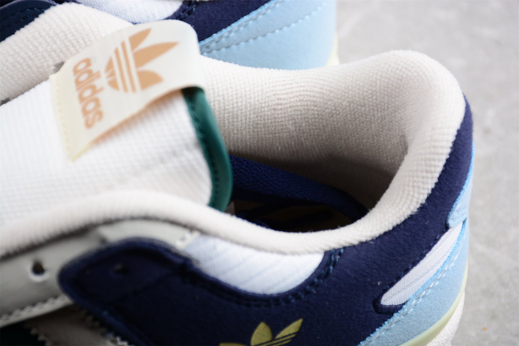 Forum 84 Low