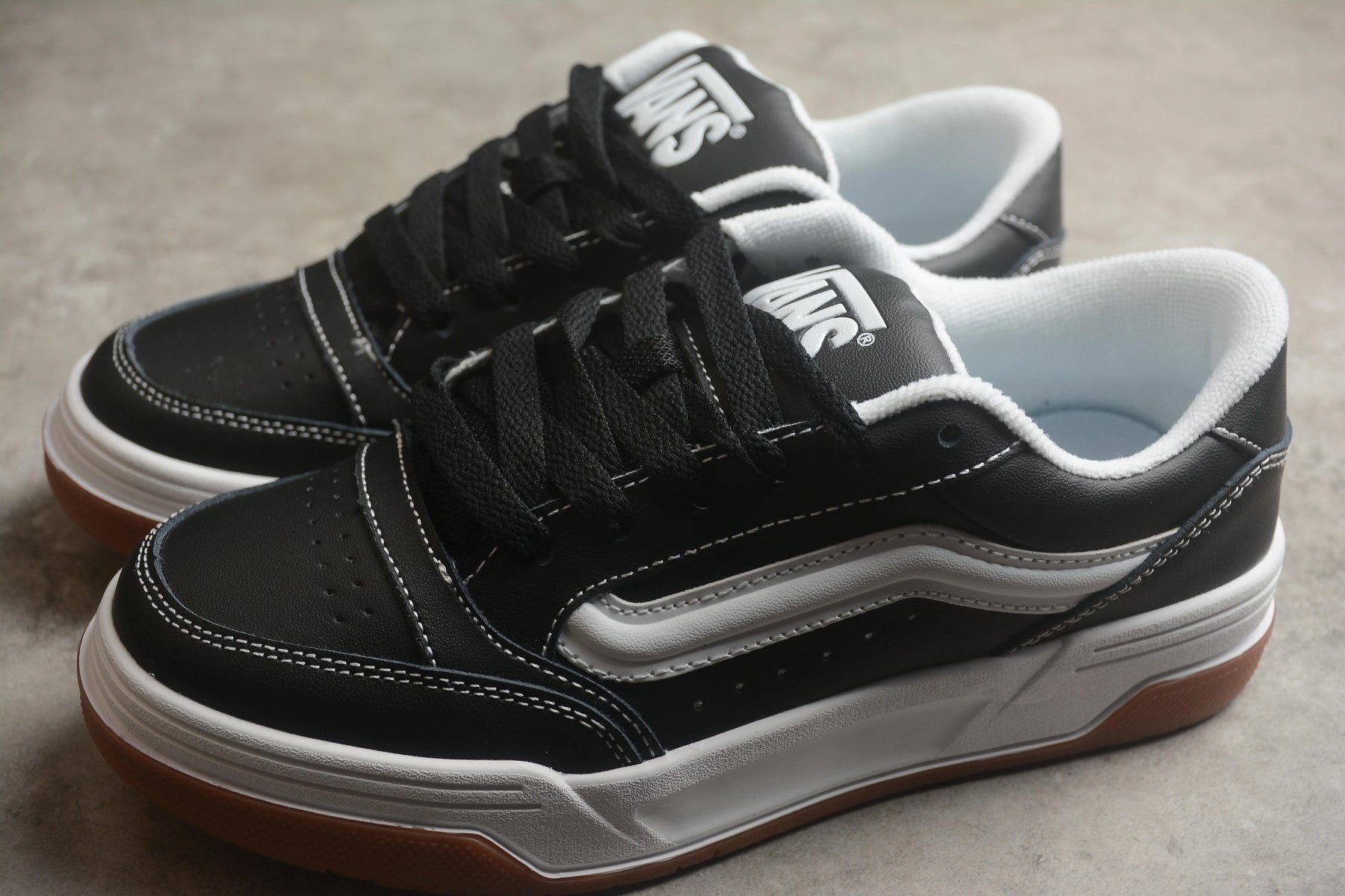 Hylane Black White Gum