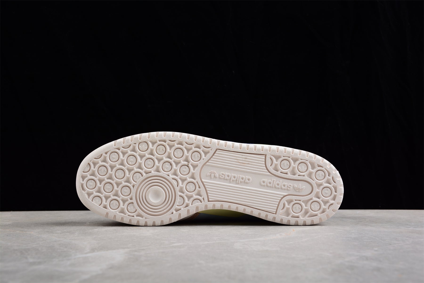 Forum 84 Low